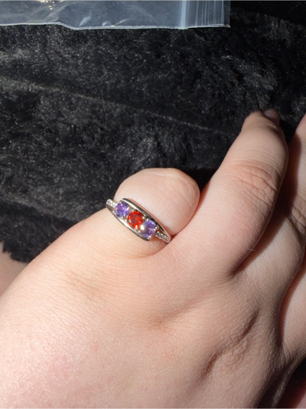 Gorgeous Ring w/ 3 stones.